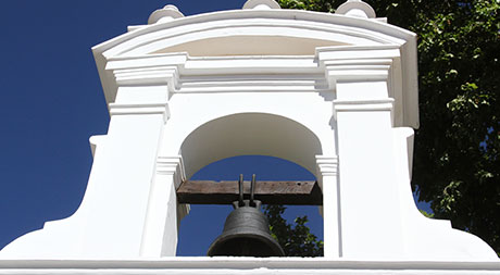 Portal de acceso al Patio Franciscano con antigua campana de 1.892