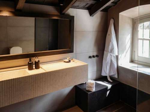 Ba&ntilde;o Master Suite